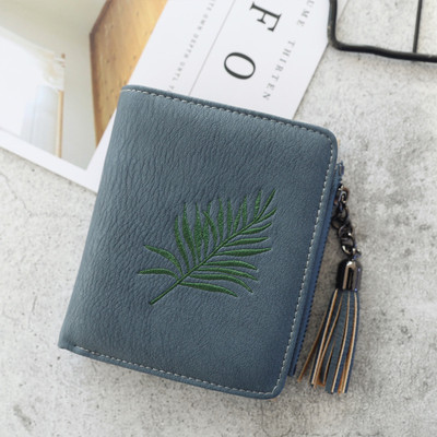 Un portofel mic de dama cu motive florale si un ciucuri in mai multe culori