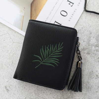 Un portofel mic de dama cu motive florale si un ciucuri in mai multe culori