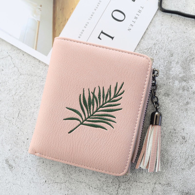 Un portofel mic de dama cu motive florale si un ciucuri in mai multe culori