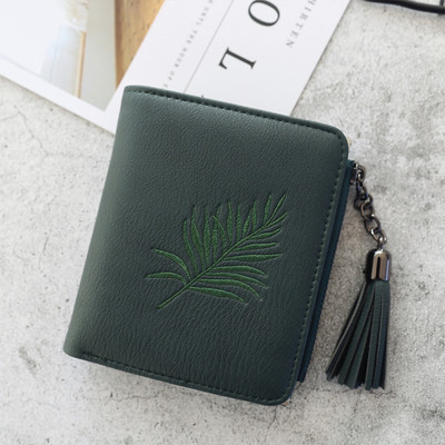 Un portofel mic de dama cu motive florale si un ciucuri in mai multe culori