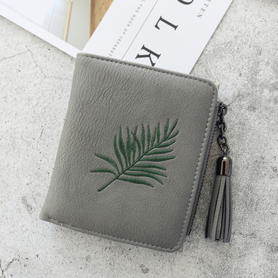 Un portofel mic de dama cu motive florale si un ciucuri in mai multe culori