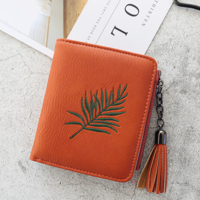 Un portofel mic de dama cu motive florale si un ciucuri in mai multe culori