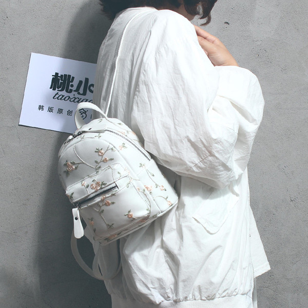 Дамска малка раница с флорална бродерия в четири цвята