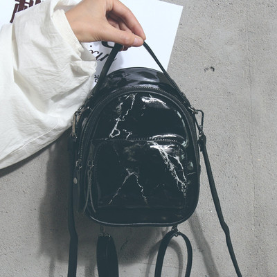 Модерна малка дамска раница в бял и черен цвят