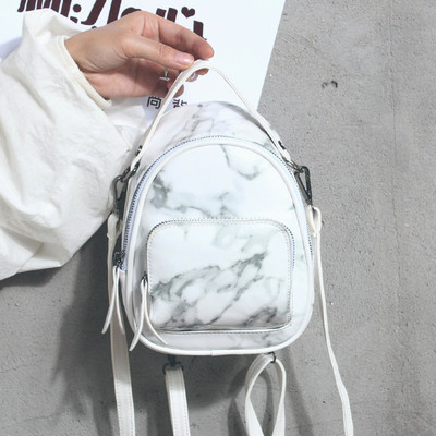 Модерна малка дамска раница в бял и черен цвят