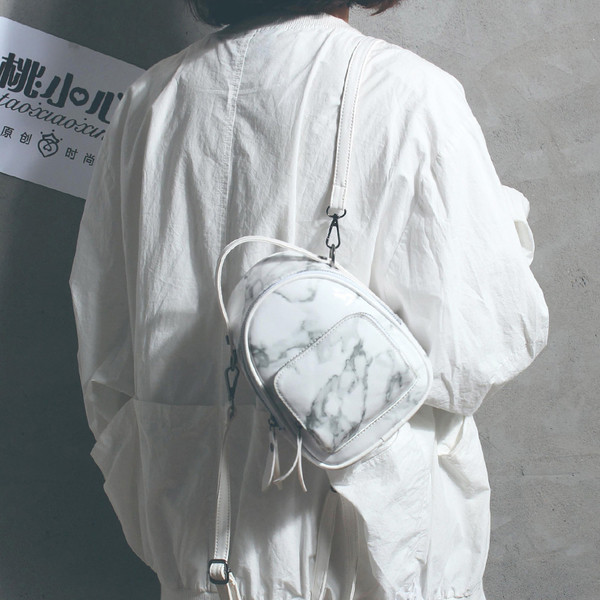 Модерна малка дамска раница в бял и черен цвят