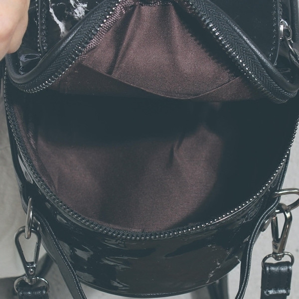 Модерна малка дамска раница в бял и черен цвят