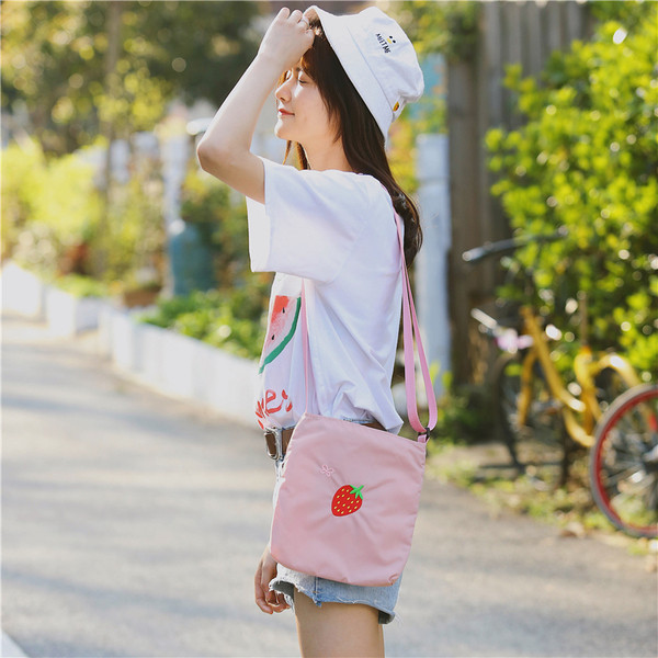 Дамска малка чанта в няколко цвята с бродерия