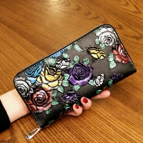 Модерен дамски портфейл с цип и флорална декорация в различни цветове