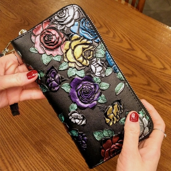 Модерен дамски портфейл с цип и флорална декорация в различни цветове