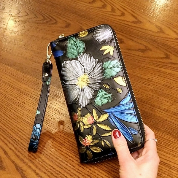 Модерен дамски портфейл с цип и флорална декорация в различни цветове