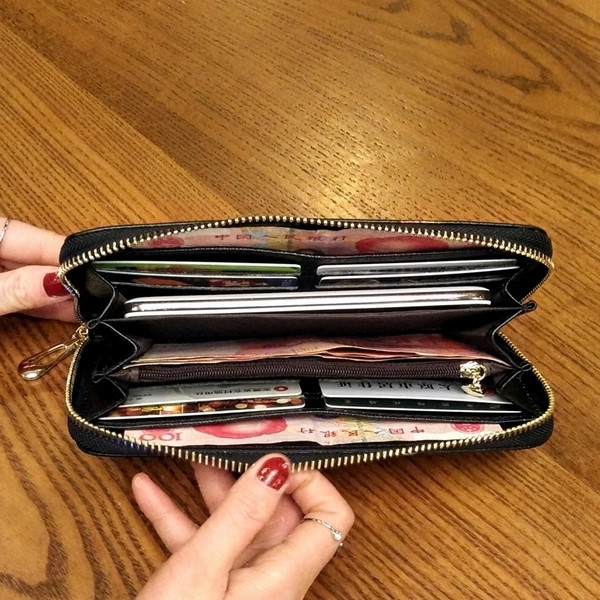 Модерен дамски портфейл с цип и флорална декорация в различни цветове