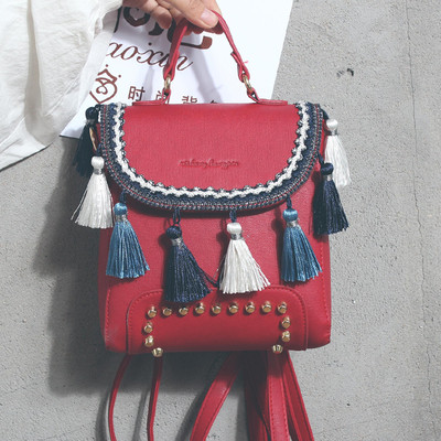 Дамска раница в четири цвята с пискюли и капси