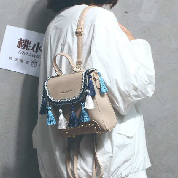 Дамска раница в четири цвята с пискюли и капси