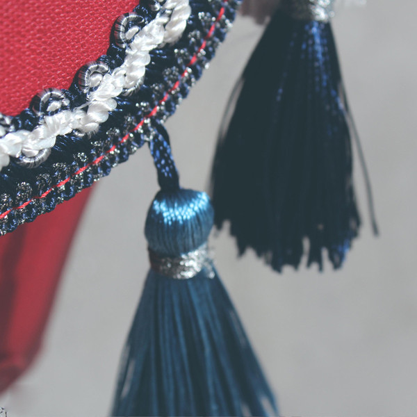 Дамска раница в четири цвята с пискюли и капси