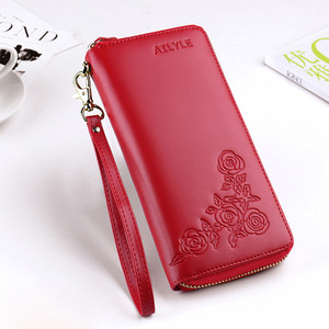 Голям дамски портфейл с флорални мотиви в няколко цвята