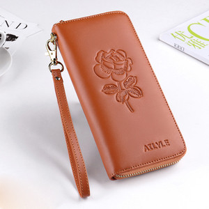 Голям дамски портфейл с флорални мотиви в няколко цвята