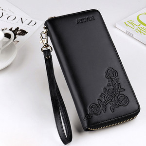 Голям дамски портфейл с флорални мотиви в няколко цвята