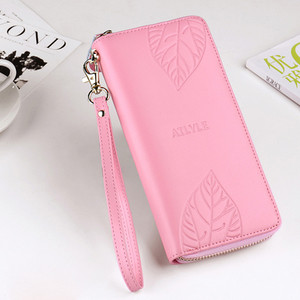 Голям дамски портфейл с флорални мотиви в няколко цвята