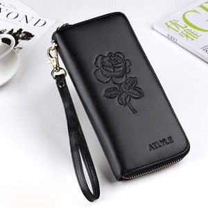 Голям дамски портфейл с флорални мотиви в няколко цвята