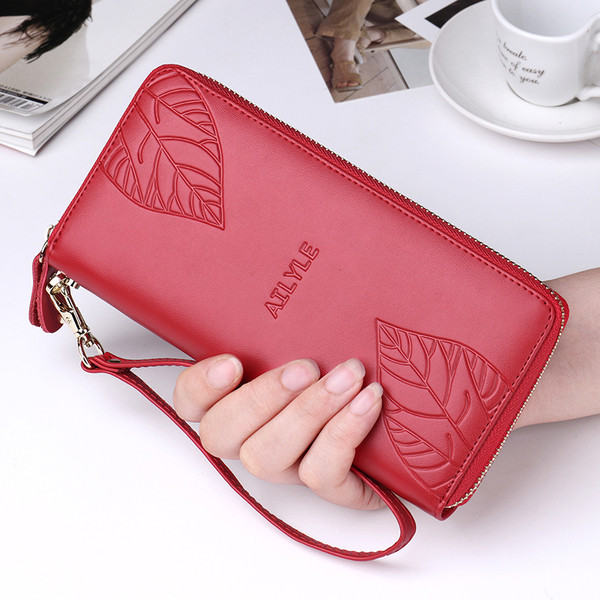 Голям дамски портфейл с флорални мотиви в няколко цвята