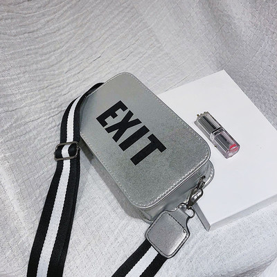 Дамска малка чанта с надпис и с регулираща се дръжка