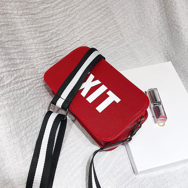 Дамска малка чанта с надпис и с регулираща се дръжка 