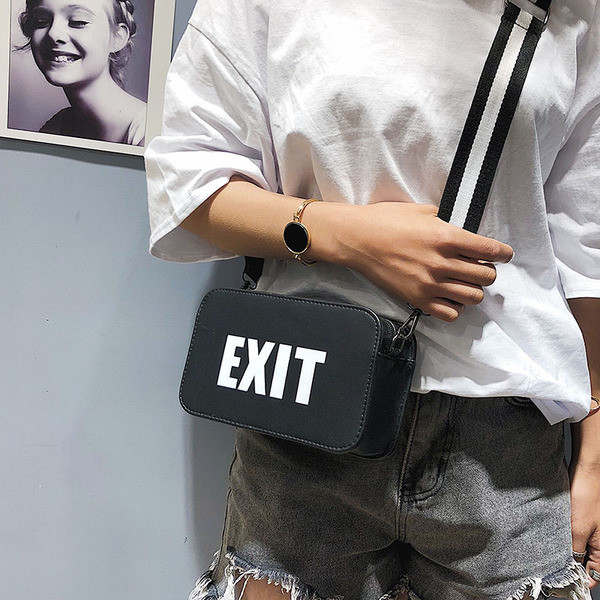 Дамска малка чанта с надпис и с регулираща се дръжка 