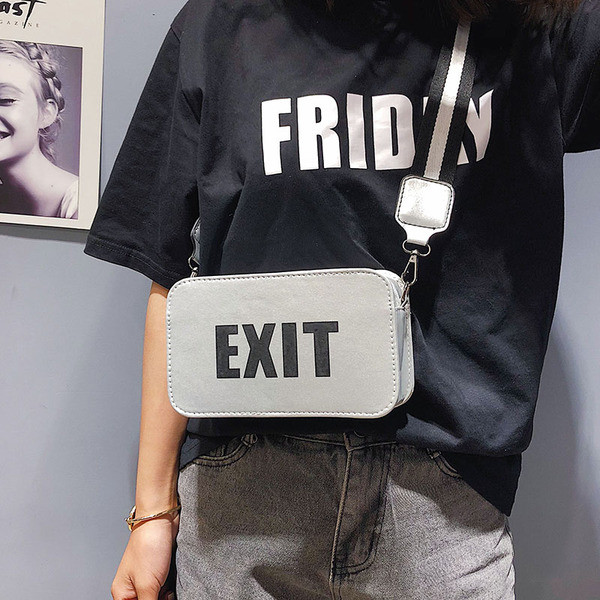 Дамска малка чанта с надпис и с регулираща се дръжка 