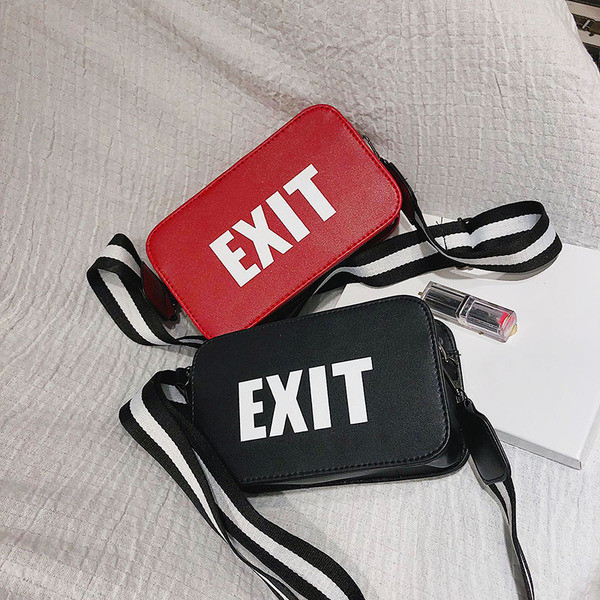 Дамска малка чанта с надпис и с регулираща се дръжка 