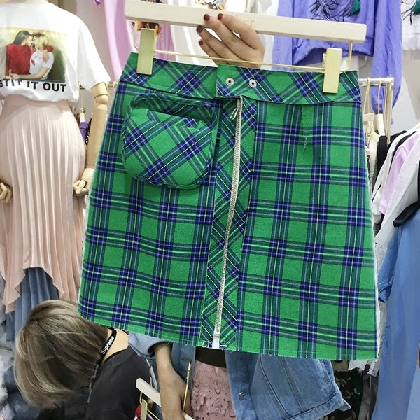 Fusta dama in carouri cu fermoar in fata in doua culori