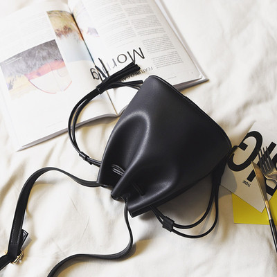 Geanta de dama moderna cu element ciucuri