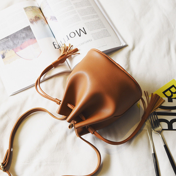 Дамска модерна чанта с елемент пискюл