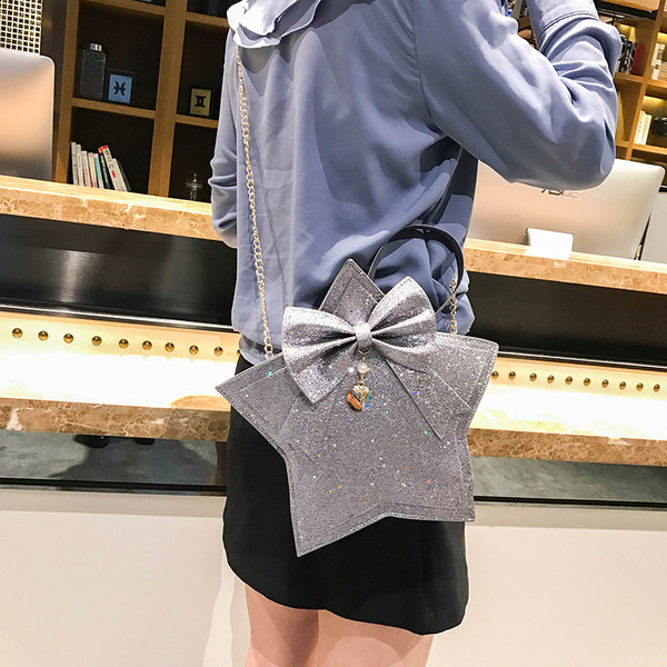 Дамска чанта с брокатено покритие с елемент панделка и висулка