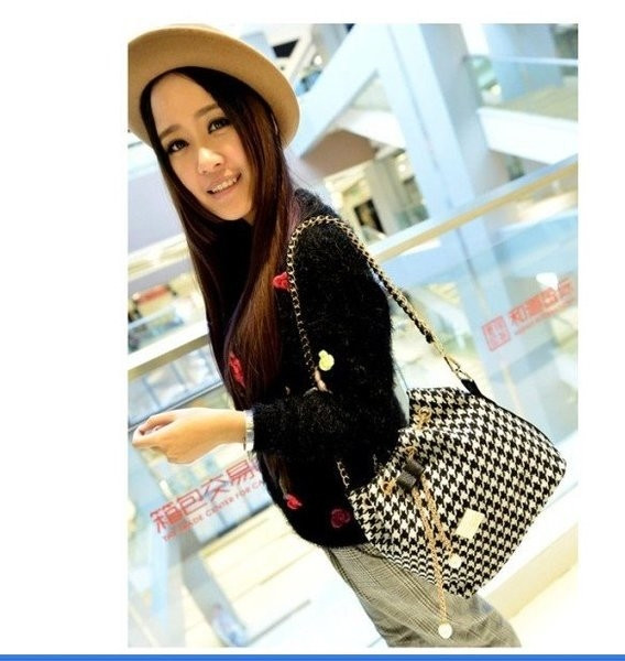 Дамска чанта от плат за през рамо с етно мотиви 