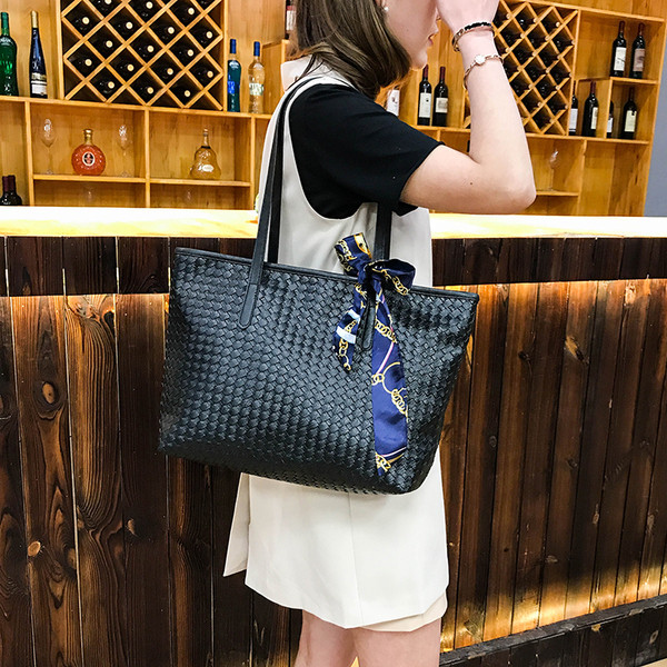 Дамска чанта в черен цвят с двойни дръжки