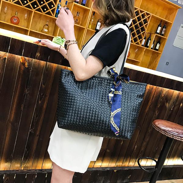 Дамска чанта в черен цвят с двойни дръжки