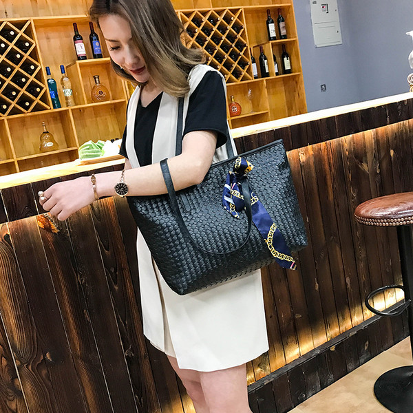 Дамска чанта в черен цвят с двойни дръжки