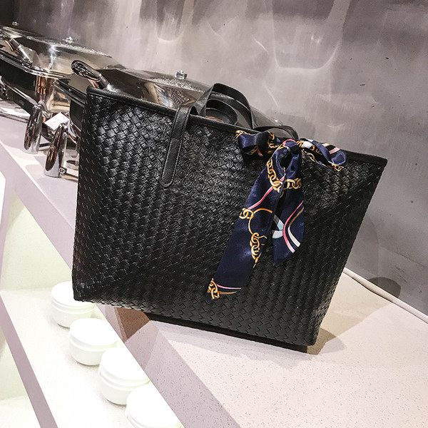 Дамска чанта в черен цвят с двойни дръжки