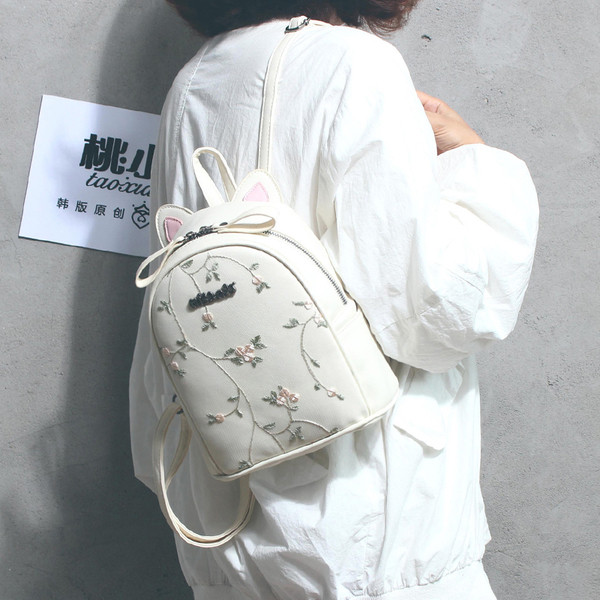 Дамска раница с флорални мотиви и 3D декорация в няколко цвята