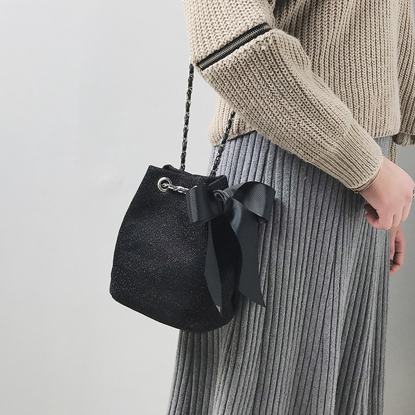 Дамска малка брокатена чанта с панделка