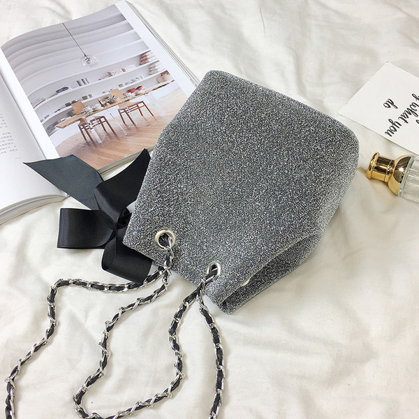 Дамска малка брокатена чанта с панделка