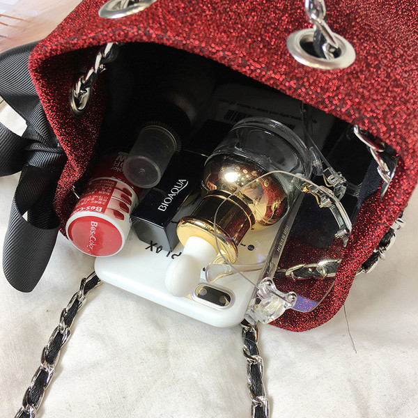 Дамска малка брокатена чанта с панделка