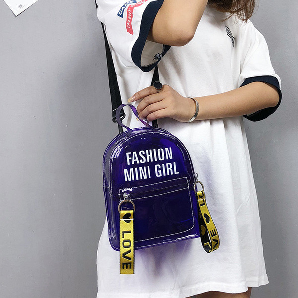 Rucsac modern de damă cu o inscripție în alb și violet