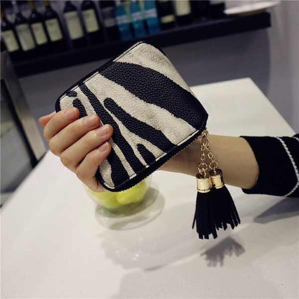 Модерен дамски малък портфейл с цип и пискюл