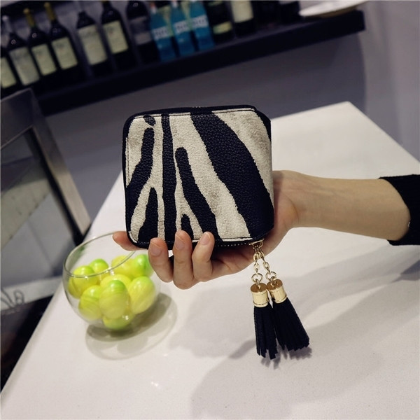 Модерен дамски малък портфейл с цип и пискюл