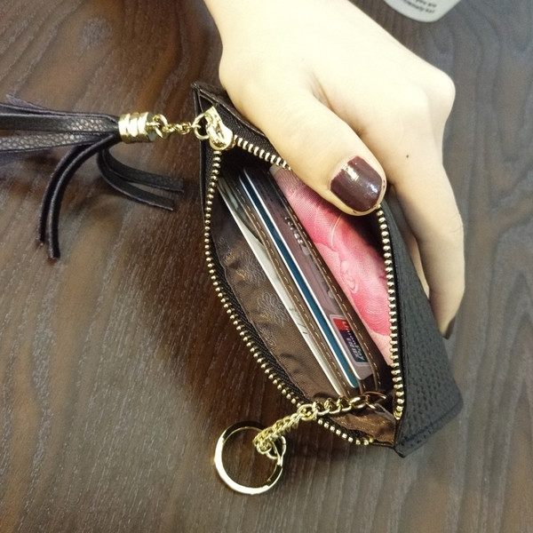 Малък дамски портфейл с цип и пискюл от еко кожа в няколко цвята