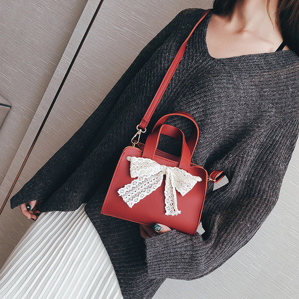 Geanta de dama eleganta din piele ecologica cu panglica din dantela