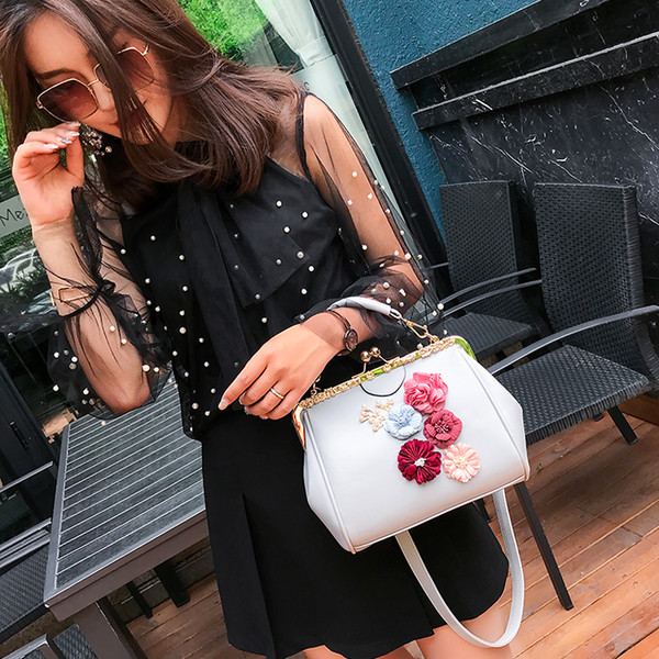 Geanta eleganta de dama cu motive florale decorative 3D