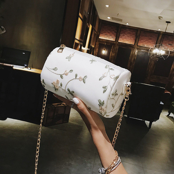 Geantă mică rotundă cu broderie în trei culori